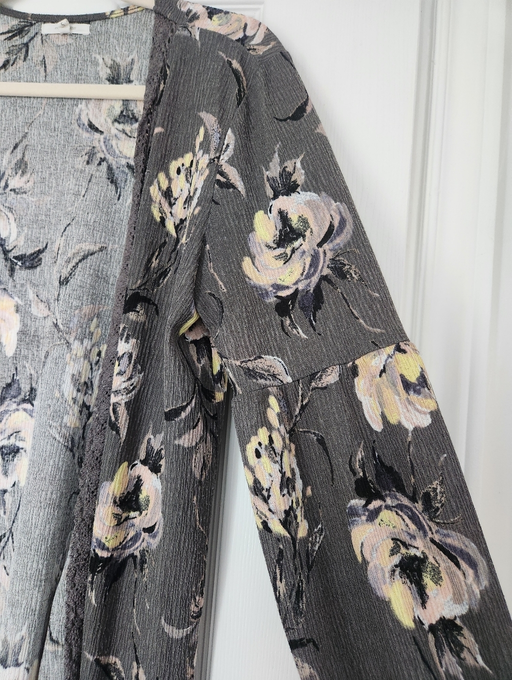 Maurices Gray Floral Crochet Trim Kimono - Size Small - Picture 5 of 16